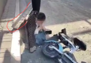 徐州一女子騎車經立交橋下被掉落金屬砸中 相關部門：額頭受傷