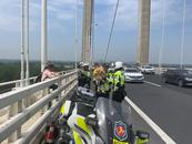 一家四口高速遇险 交警迅速纾困