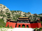 山西恒山落石砸傷游客，景區(qū)最新回應(yīng)：正組織游客下山