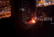 合肥一小區(qū)樓下電動車深夜爆燃起火 致多輛車被燒毀