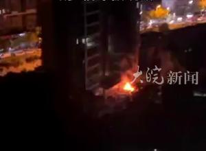 合肥一小区楼下电动车深夜爆燃起火 致多辆车被烧毁
