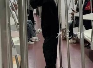 西安地铁现“神秘黑衣男”系流浪人员 已送返原籍地铁回应：正常购票进站 将加强巡视