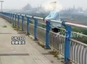 女孩纵身一跃跳入江中，生死关头民警跳水救人