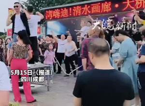 成都都江堰一广场 发生持刀伤人事件 
当地回应：嫌疑人已被抓获