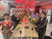 雪華鄉(xiāng)（宏業(yè)村街道）萬達(dá)社區(qū)開展“花開盛夏 共繪美好”插花活動