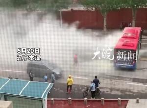 辽宁本溪街头一公交车起火冒烟？ 客运公司回应：无人员伤亡 技术和安全部门在处理
