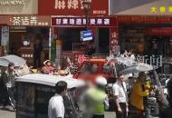 西安一男子當街毆打交警目擊者：交警被砸頭 全程未還手 警方：涉嫌襲警已被刑拘