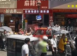西安一男子当街殴打交警目击者：交警被砸头 全程未还手 警方：涉嫌袭警已被刑拘