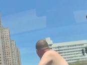 沈陽鐵西街頭裸體男子引關注：警方介入調查，具體原因待公布