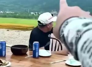 贴有红十字会标志 直升飞机送烤全羊？ 当事人回应：系个人飞机 参与应急演练后未及时清除