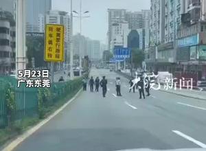 东莞虎门一男子 持刀抢劫被抓 曾在马路上与警方对峙
