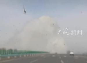 京新高速上惊现数米高水柱 当地交警：水管破裂导致，道路已恢复畅通