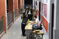 重慶一學校全體高三老師走廊“擺攤”輔導，校方：已持續三年