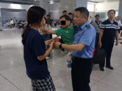 幼童獨自站在電梯口 值班人員快速將其抱離