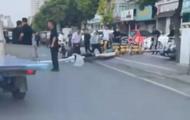河南大風(fēng)吹倒街邊路燈，一行人被砸，當(dāng)?shù)鼗貞?yīng)：已無生命體征