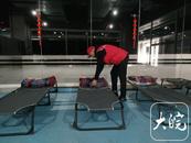 折疊床毛毯免費過夜，可充電吃免費泡面   旅客凌晨在合肥南站遇上暖心休息點