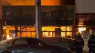 廊坊一涮品店深夜突發大火 當地消防：未造成人員傷亡
