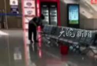 河南一高鐵站保潔人員用拖把擦拭座椅 車站回應：拖把干凈 并無違規操作