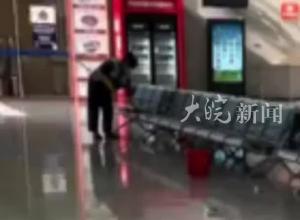 河南一高铁站保洁人员用拖把擦拭座椅 车站回应：拖把干净 并无违规操作