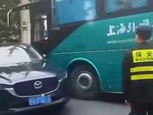 上海一校車當(dāng)街撞擊私家車？當(dāng)?shù)亟痪貞?yīng)：正在調(diào)查