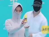 被罰后椰樹直播間模特穿防曬服直播，網(wǎng)友：這次捂嚴(yán)實(shí)了