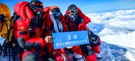 70岁登山者登顶珠峰，刷新中国纪录