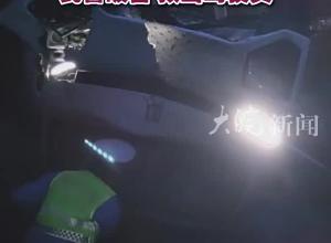大货车凌晨冲向民宅 所幸屋内当天无人居住 民警破窗 救出驾驶员