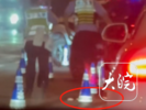 司机遇交警检查，撒下一把钞票后闯卡？ 南宁交警：正在调查