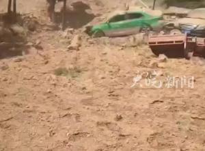 陕西延安一乡镇发生山体坍塌 ，有人员、车辆被掩埋？当地回应：已赶赴现场进行救援