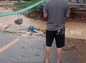 贵州罗甸县暴雨致一桥梁坍塌  已实行交通管制 无人员伤亡