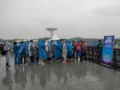 合肥骆岗公园电音节，雨衣、雨伞、鞋套成畅销品