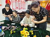 大觀區鴨兒塘社區“僑胞之家”開展母親節“巧手制花 歌頌母愛”活動