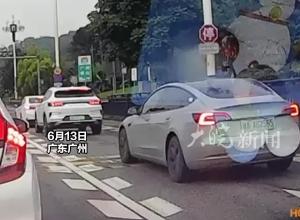 大货车撞上多辆小轿车，回应：涉及16辆小汽车，有一名乘客受伤 无生命危险