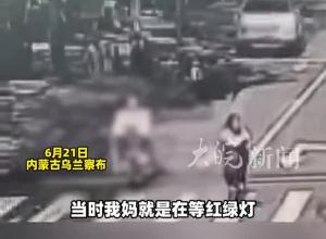 内蒙古57岁女子等红绿灯被撞倒 遭二次碾压后死亡 警方:司机涉嫌故意杀人