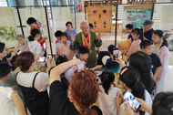 93岁“中国好人”戴清为孩子们讲述红色革命故事  