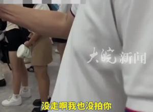 女生买2份饭拿6双筷子被怒斥盗窃 知情者：女生要求食堂经理公开道歉 校方：目前还在处理阶段