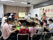 雪華鄉(xiāng)（宏業(yè)村街道）施徐光彩社區(qū)：“我們的節(jié)日·端午”手作龍舟香囊活動