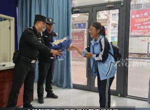 萧县一中考女生给警察叔叔献花
被邀请参观警营
