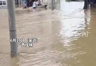 桂林一新娘出嫁路上遇積水 乘“婚船”出嫁 消防車變婚車  新娘：感謝消防員和好心人幫助