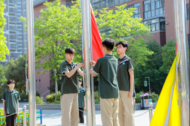 蚌埠市湯和路學(xué)校2024屆畢業(yè)生升旗助威加油