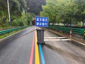 黟县宏儒公路宏村隧道口附近山体塌方，交通中断