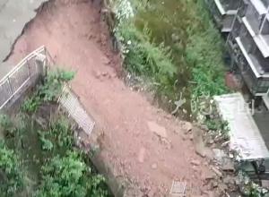 贵州贵阳一小区楼下路面坍塌，当地回应：已转移人员 正在处置 