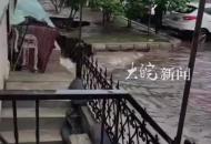 哈爾濱突降暴雨一居民樓邊地面發生塌陷 ？ 回應：設置圍擋 轉移居民