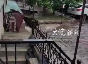哈尔滨突降暴雨一居民楼边地面发生塌陷 ？ 回应：设置围挡 转移居民