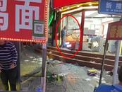 陜西榆林一男子打砸鴨脖店