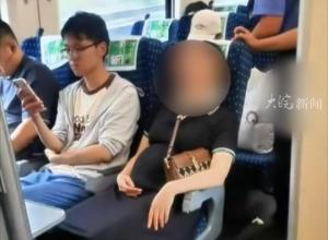 起身活动身体 高铁座位被孕妇暂坐 
男子默默选择不打扰 
没过多久 孕妇察觉是别人座位后 不断向男子道谢 