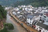 直擊歙縣防汛救災(zāi)｜記者實(shí)探紹濂鄉(xiāng)：“生命通道”正在打通