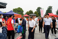 壽縣城管局開展六五世界環(huán)境日宣傳活動