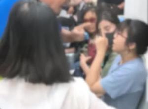 女子地铁拒让座遭老人袭扰 警方通报：违法男子行政拘留