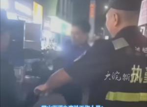 徐州一城管当街殴打流浪者？
当地街道办回应：网传视频与事实有出入
